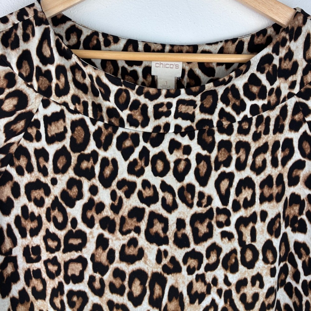 Chico's Leopard Print Sharkbite Hem Top 3/4 Sleeve Size 1 Stretch Animal Print - Picture 5 of 10